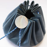 [Limited quantity] Cohana, White-tanned leather drawstring pouch, deep indigo